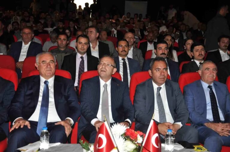 kamu basdenetcisi karsta halkla bulustu W4pjgLVd