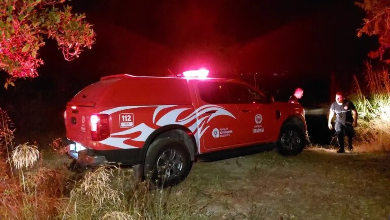 manavgat selalesinde mahsur kalan 2 kisi kurtarildi 8EMaD4pC