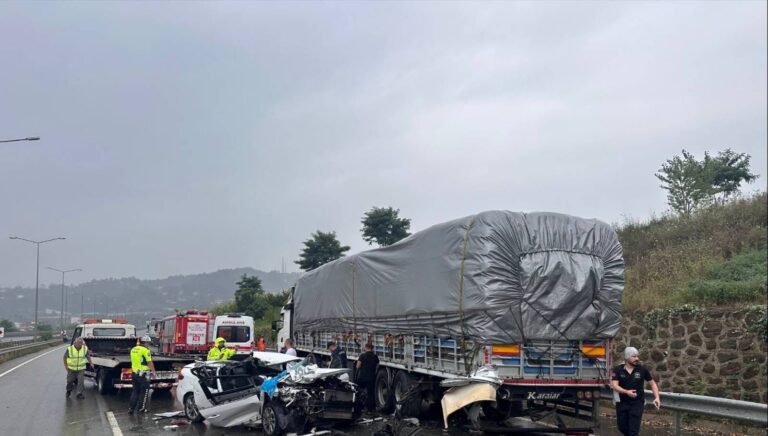 orduda otomobil park halindeki tira carpti 1 olu 2 yarali fBvL6QP5