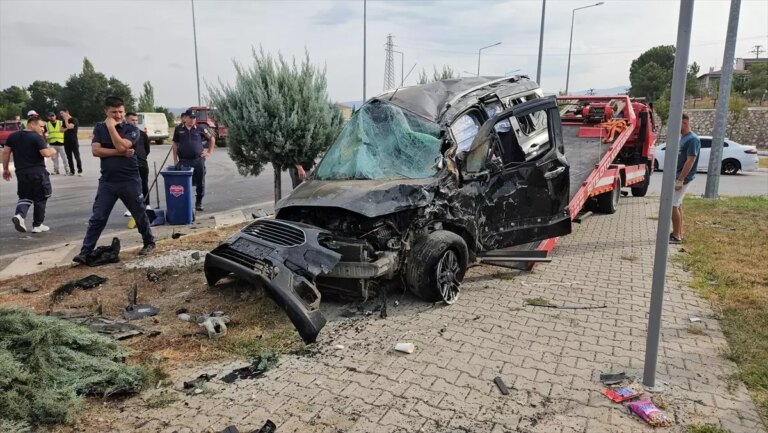 sindirgida trafik kazasi 4 yarali zKSCyTrH