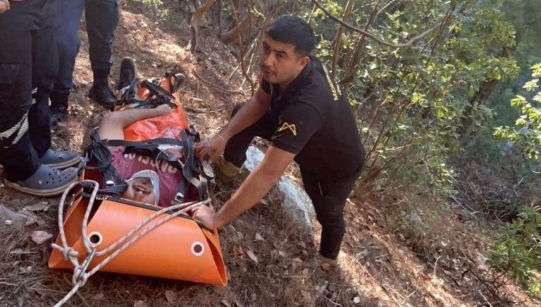 4 saatlik operasyon kayaliklardan dusen kisiyi ekipler kurtardi XD5rsS7C