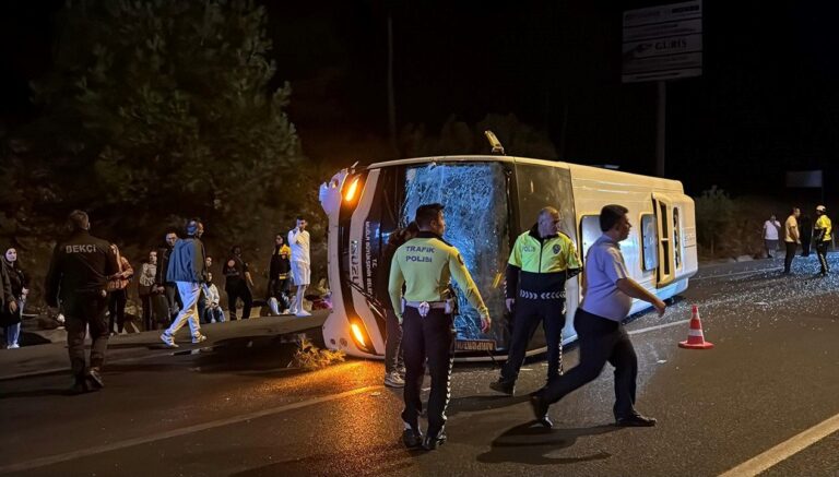 havalimani otobusu devrildi 5 yarali 7QyL72kq