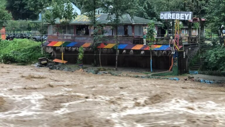 rizede sel 15 kisi kurtarildi TfwvmeXA