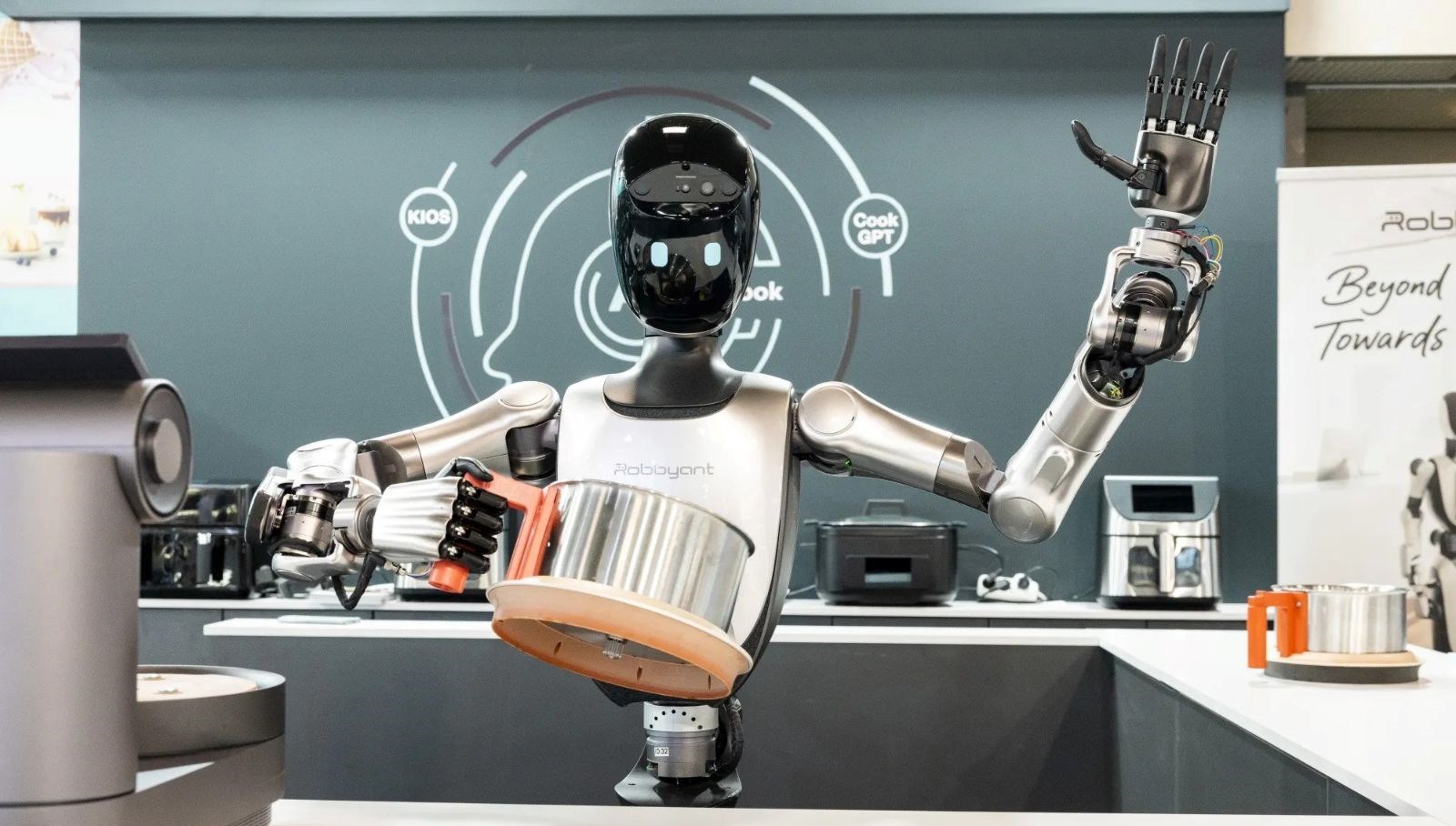 teslaya cinden yeni rakip insansi robot r1 gorucuye cikti 4MzmZaBZ