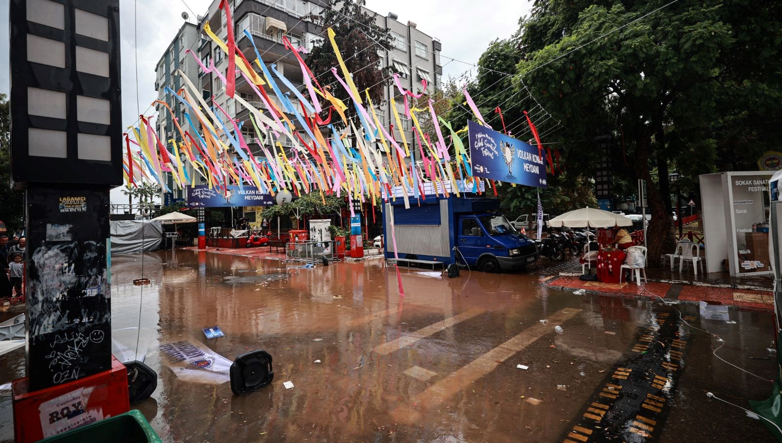 mersinde saganak agaclar devrildi yollar gole dondu Vyy47cKO.jpg