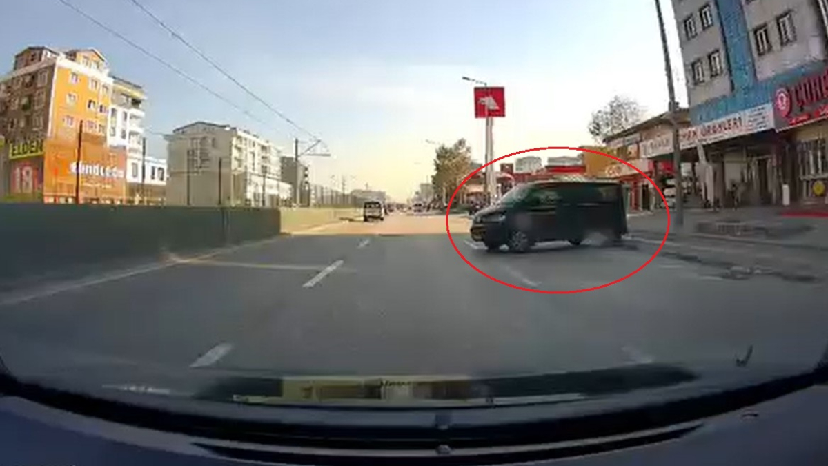 bursada el freni cekilmeyen minibus hareket edip yola indi o anlar kamerada UEqnjWxf.jpg