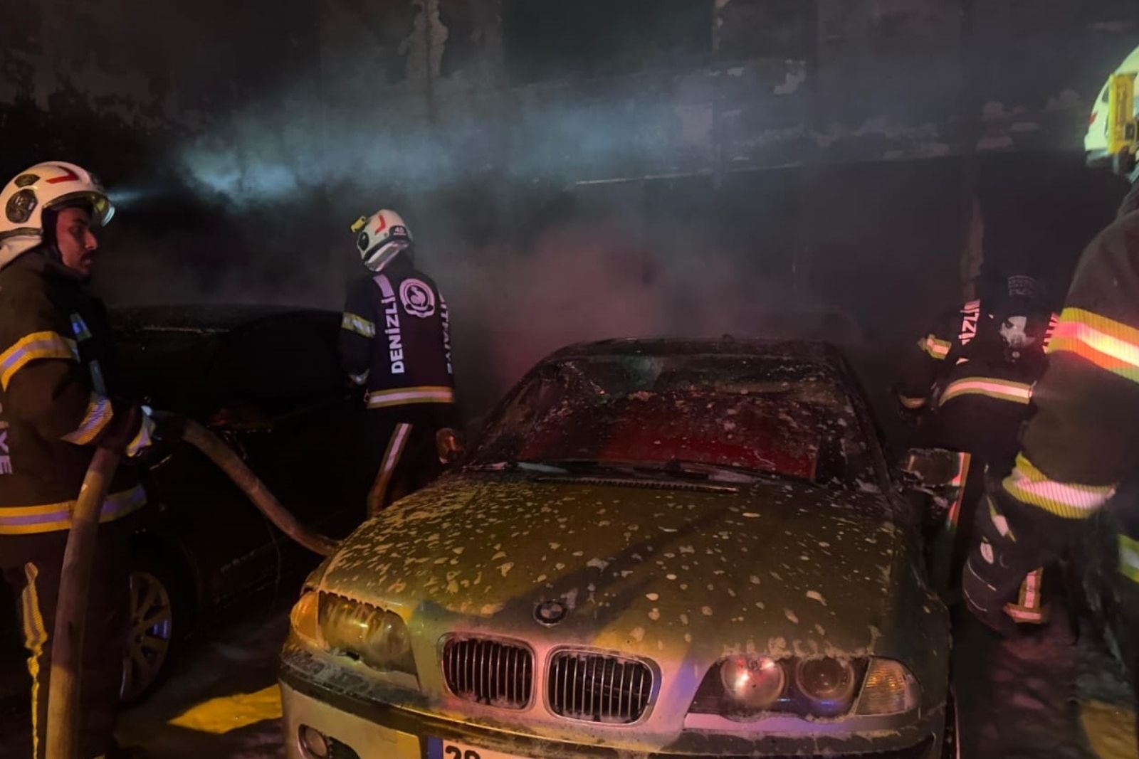 denizlide oto galeride 5 luks otomobil yanarak zarar gordu hQzrJzYv.jpg