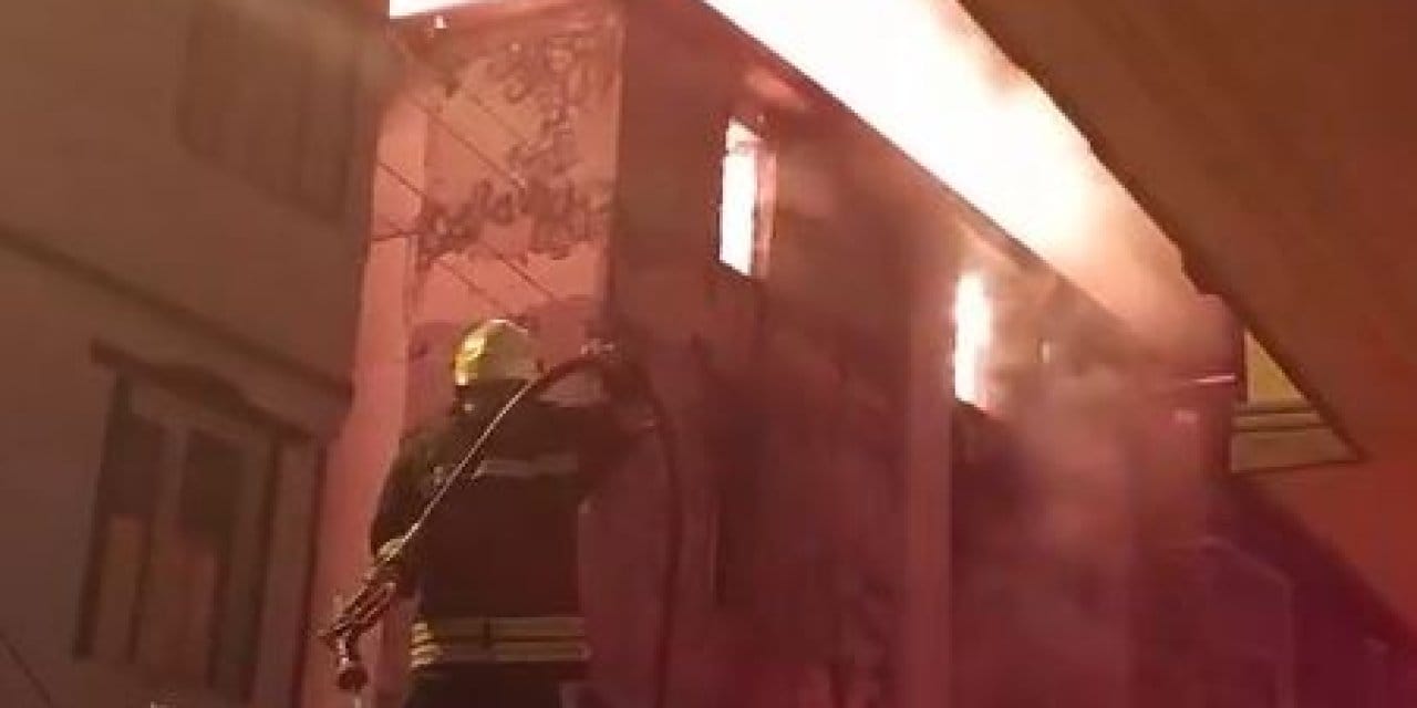 gaziantepte bina yangini kullanilamaz hale geldi DU5jI3nP.jpg