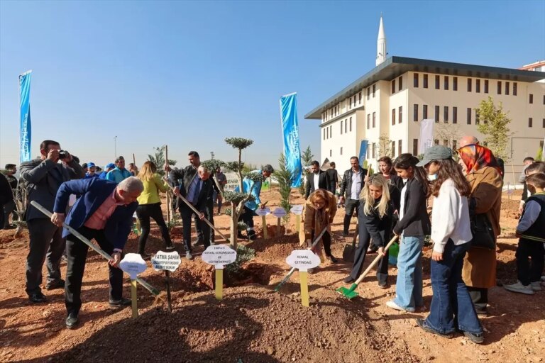 gaziantepte-yesil-sehirler-huzurlu-nesiller-sloganiyla-fidan-dikimi-yapildi-TEEyqQyb.jpg