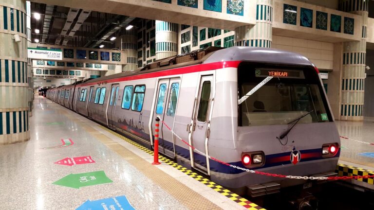 son-dakika-istanbulda-metro-krizi-seferler-durduruldu-vLK7TtqO.jpg