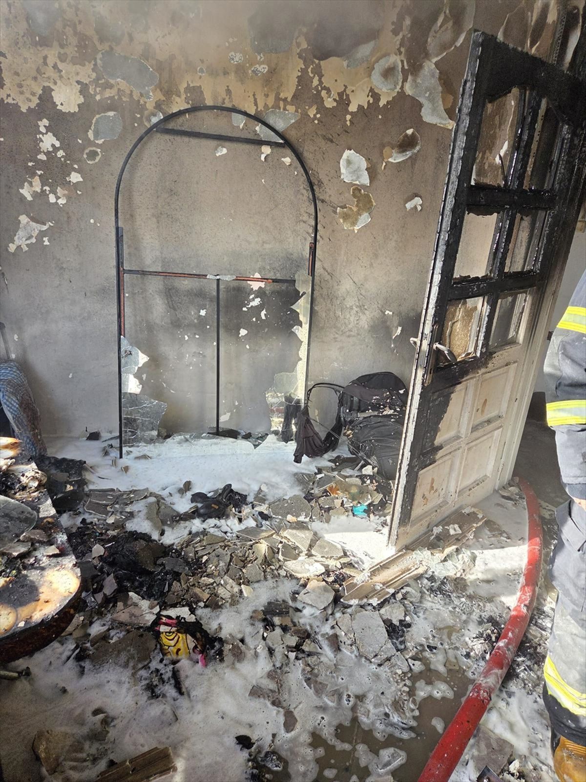 Milas’ta Üç Katlı Evde Yangın Paniği