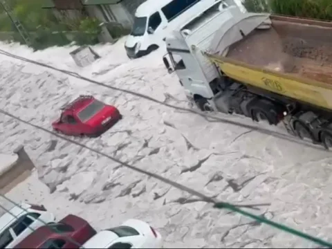 Ankara’da dolu ve sağanak hayatı olumsuz etkiledi